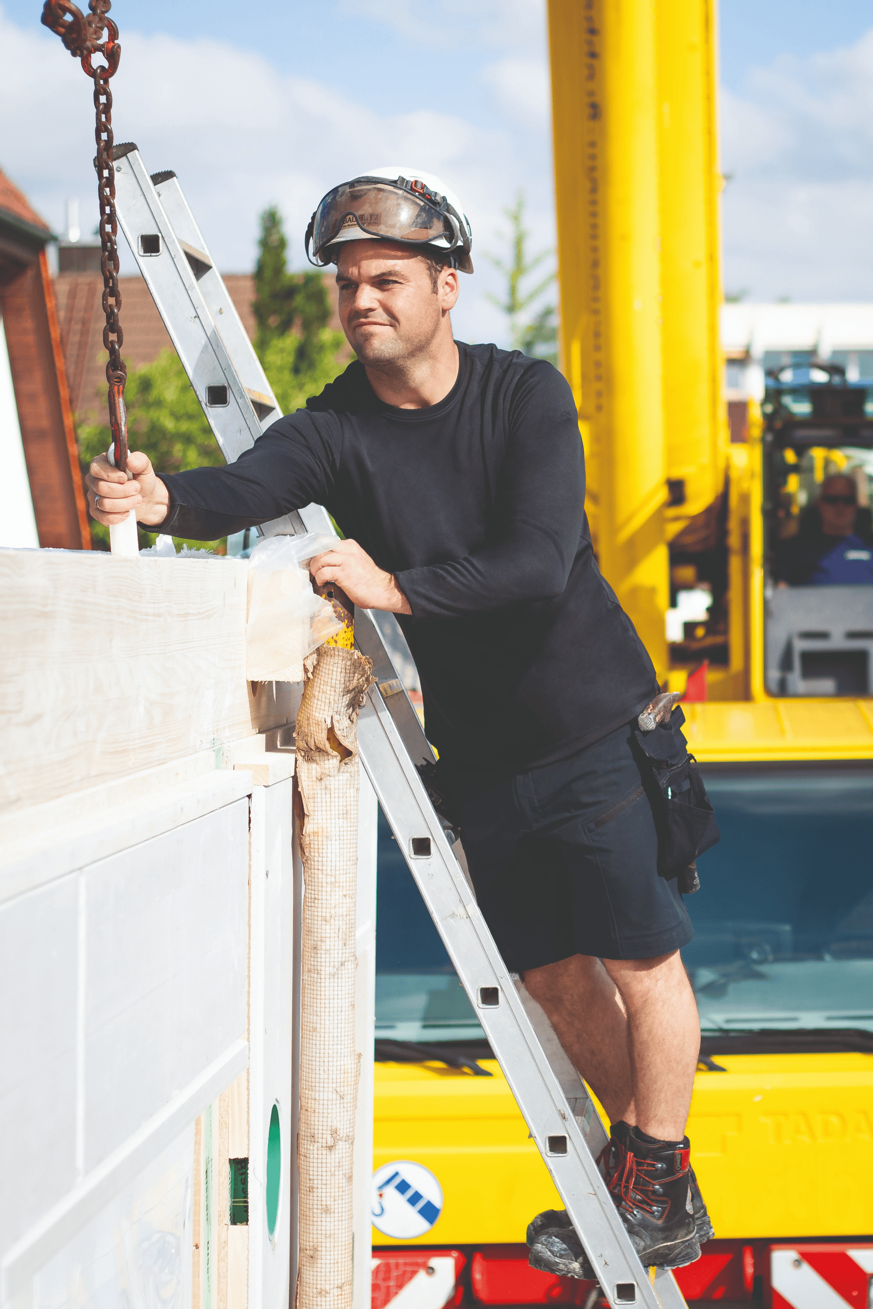 Das Schöffel Pro Circ UV-Schutz Longsleeve ist gemäß EN 13758-2 zertifiziert und bietet Sonnenschutz mit UPV 50+. Es ist atmungsaktiv, schnelltrocknend, aus 100 Prozent recyceltem Polyester und förderfähig durch die BG Bau.