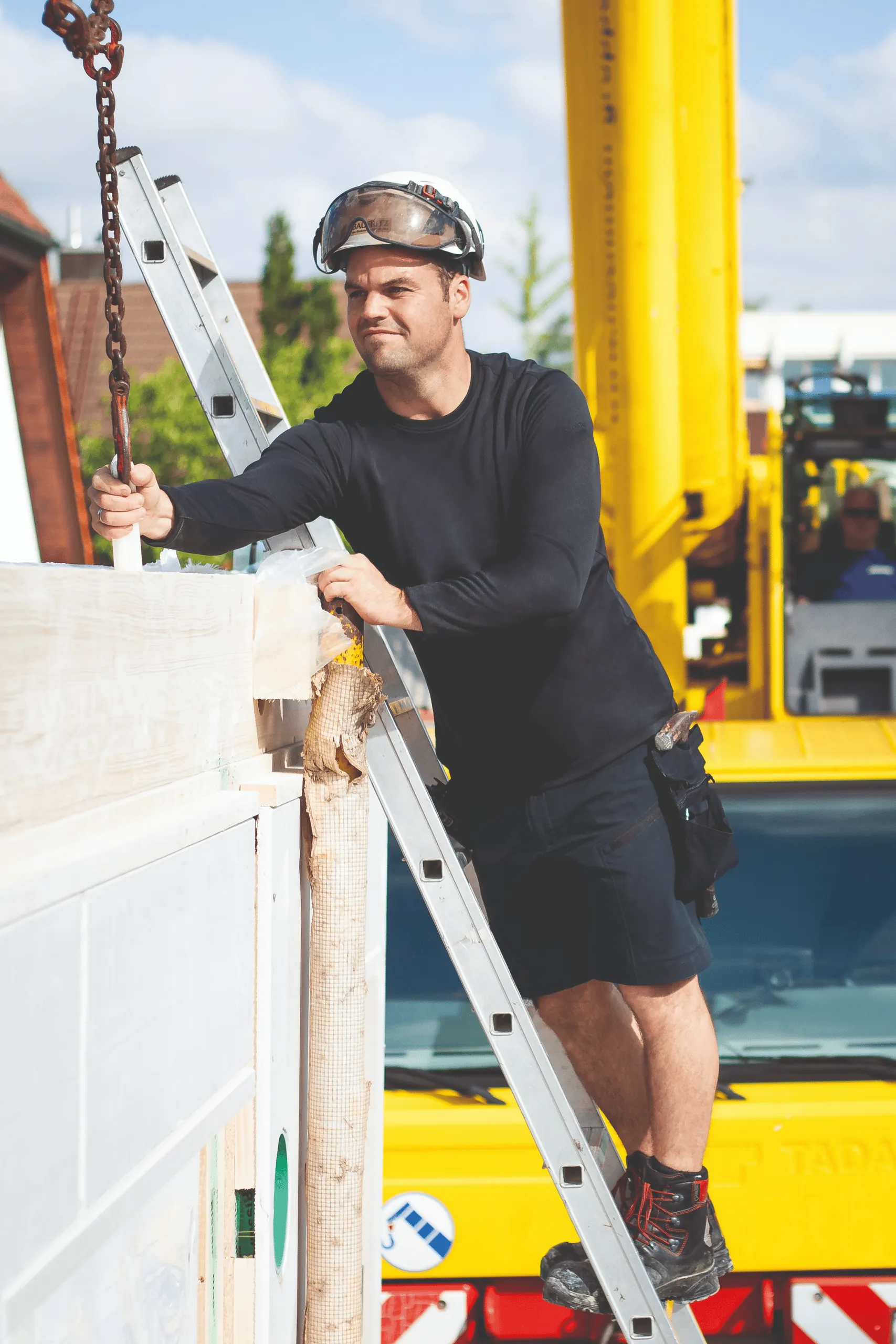 Das Schöffel Pro Circ UV-Schutz Longsleeve ist gemäß EN 13758-2 zertifiziert und bietet Sonnenschutz mit UPV 50+. Es ist atmungsaktiv, schnelltrocknend, aus 100 Prozent recyceltem Polyester und förderfähig durch die BG Bau.