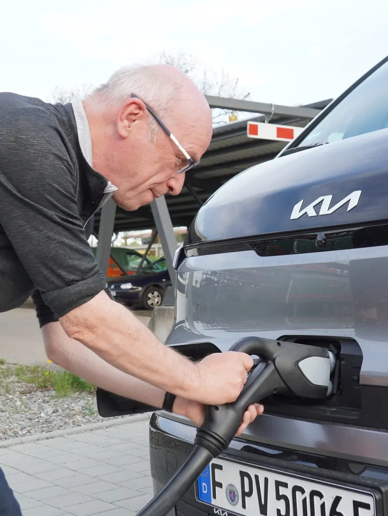 Ladebuchse direkt über der Stoßstange