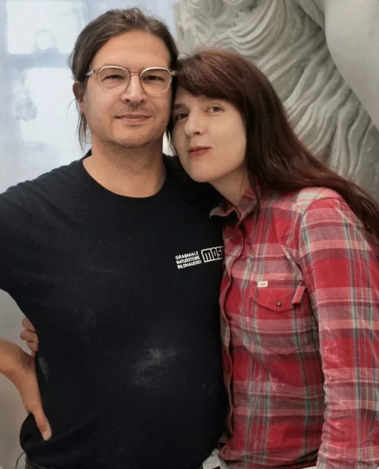 Bildhauerin Veronica Bianchi und Steinmetzmeister Johannes Moser.