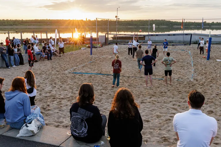 Beach-Volleyball am Schladitzer See – ein entspannter Grillabend im Rahmen der Jugendakademie vernetzte Nachwuchskräfte der Orthopädietechnik aus ganz Deutschland.