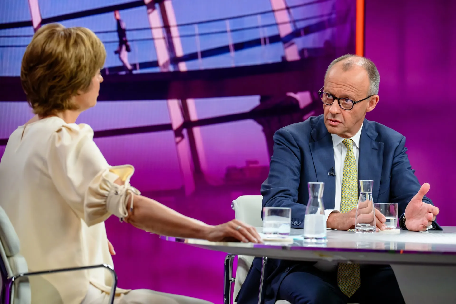 Merz bei Illner: Souveräner Kanzler, matte Moderatorin