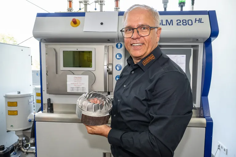 Preisgekröntes hybrides Fertigungsverfahren: Alexander Essig zeigt den geschmiedeten Ring mit aufgedruckten Teilen aus Metallpulver.