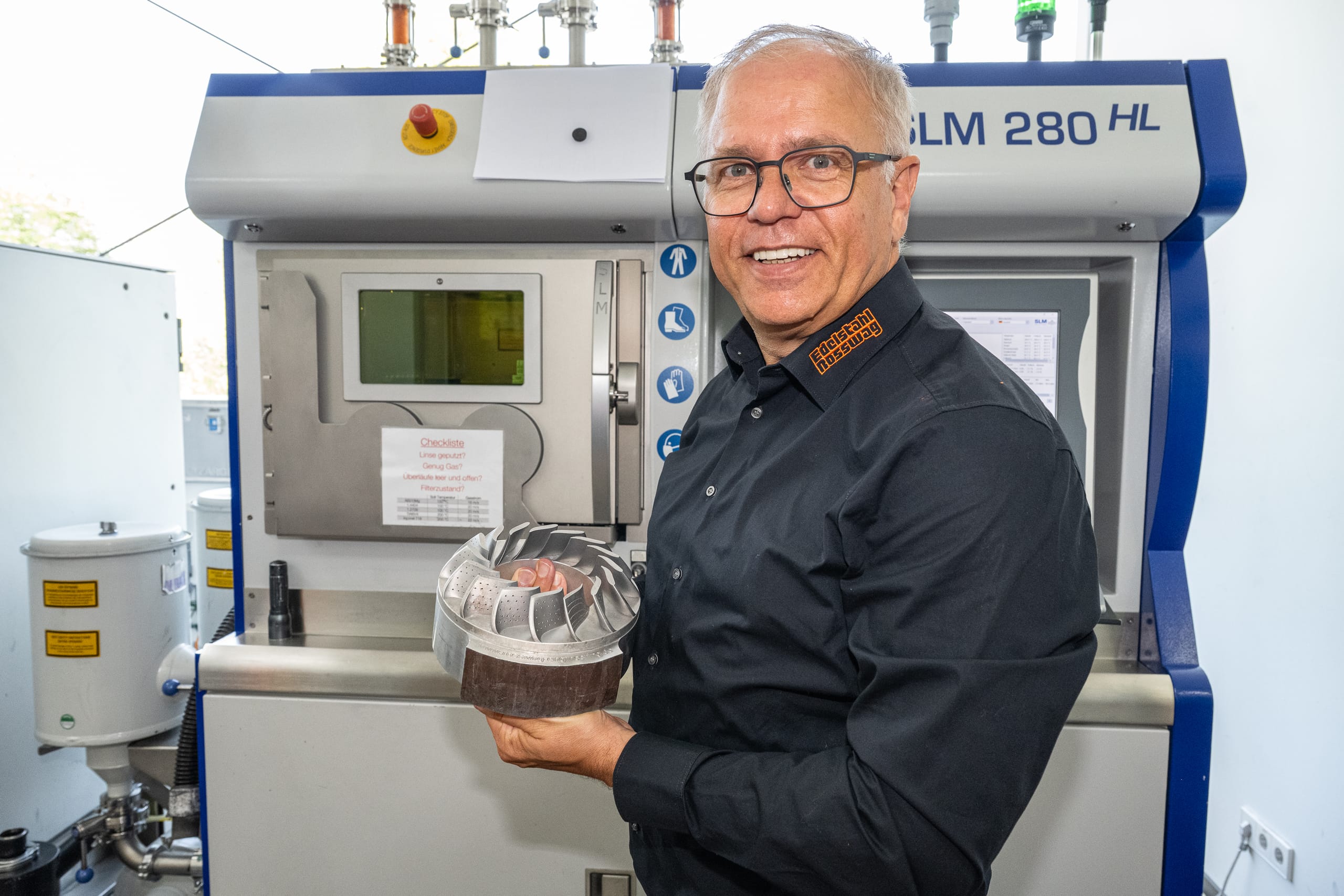 Preisgekröntes hybrides Fertigungsverfahren: Alexander Essig zeigt den geschmiedeten Ring mit aufgedruckten Teilen aus Metallpulver.