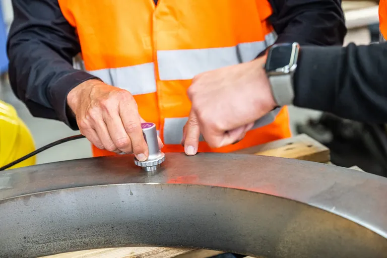 Höchste Qualitätsansprüche: Mit Ultraschall wird das Material auf Innenfehler untersucht.