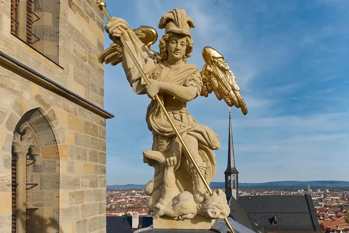 Skulptur von Erzengel Michael über dem Westportal