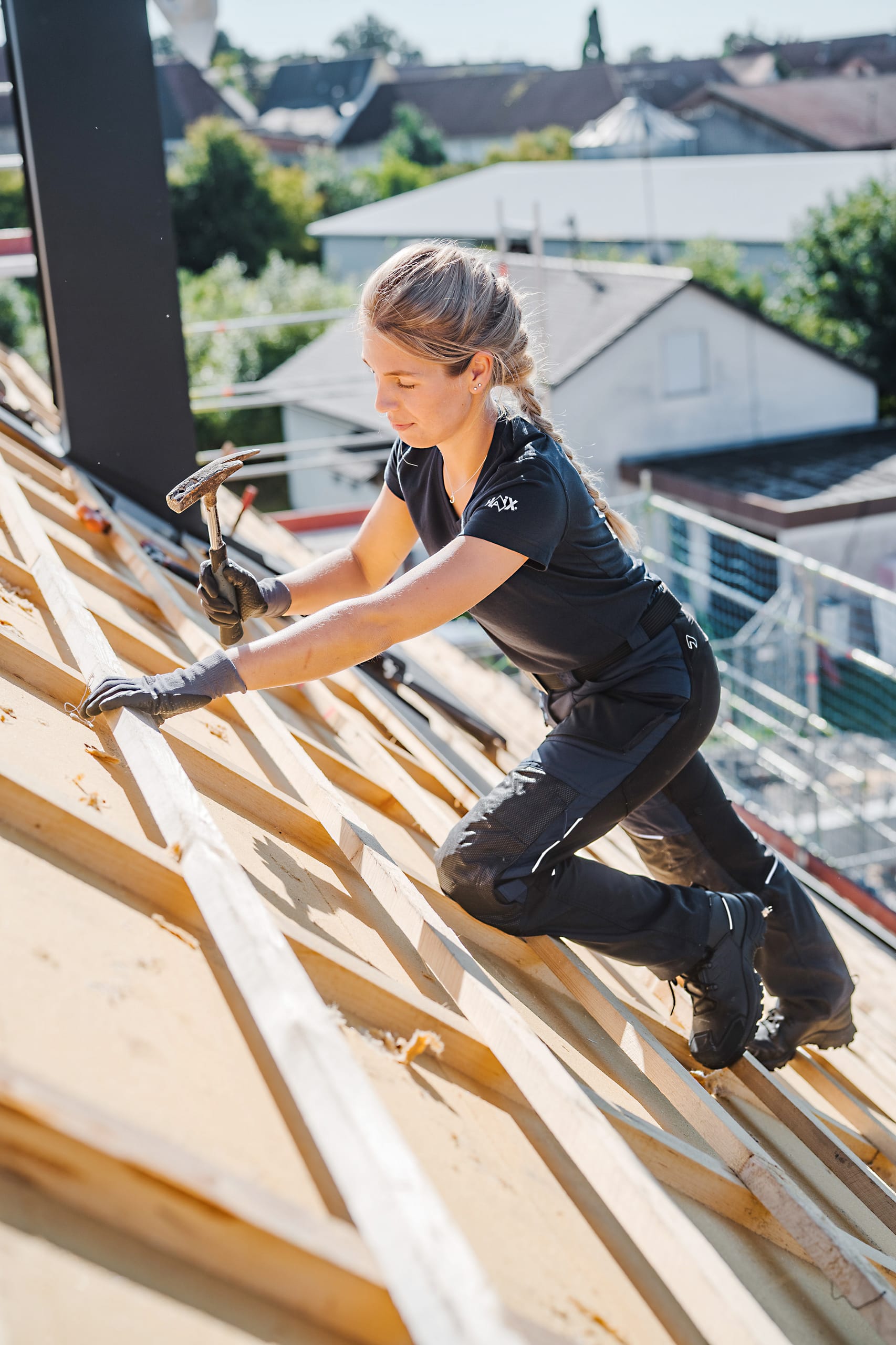 Sicher wie eine Rüstung, bequem wie eine Jogginghose: Die Flextreme-Da menkollektion von Haix vereint Funktionalität mit modernem Design und per fekter Passform – speziell für Frauen in Bau- und Handwerksberufen.