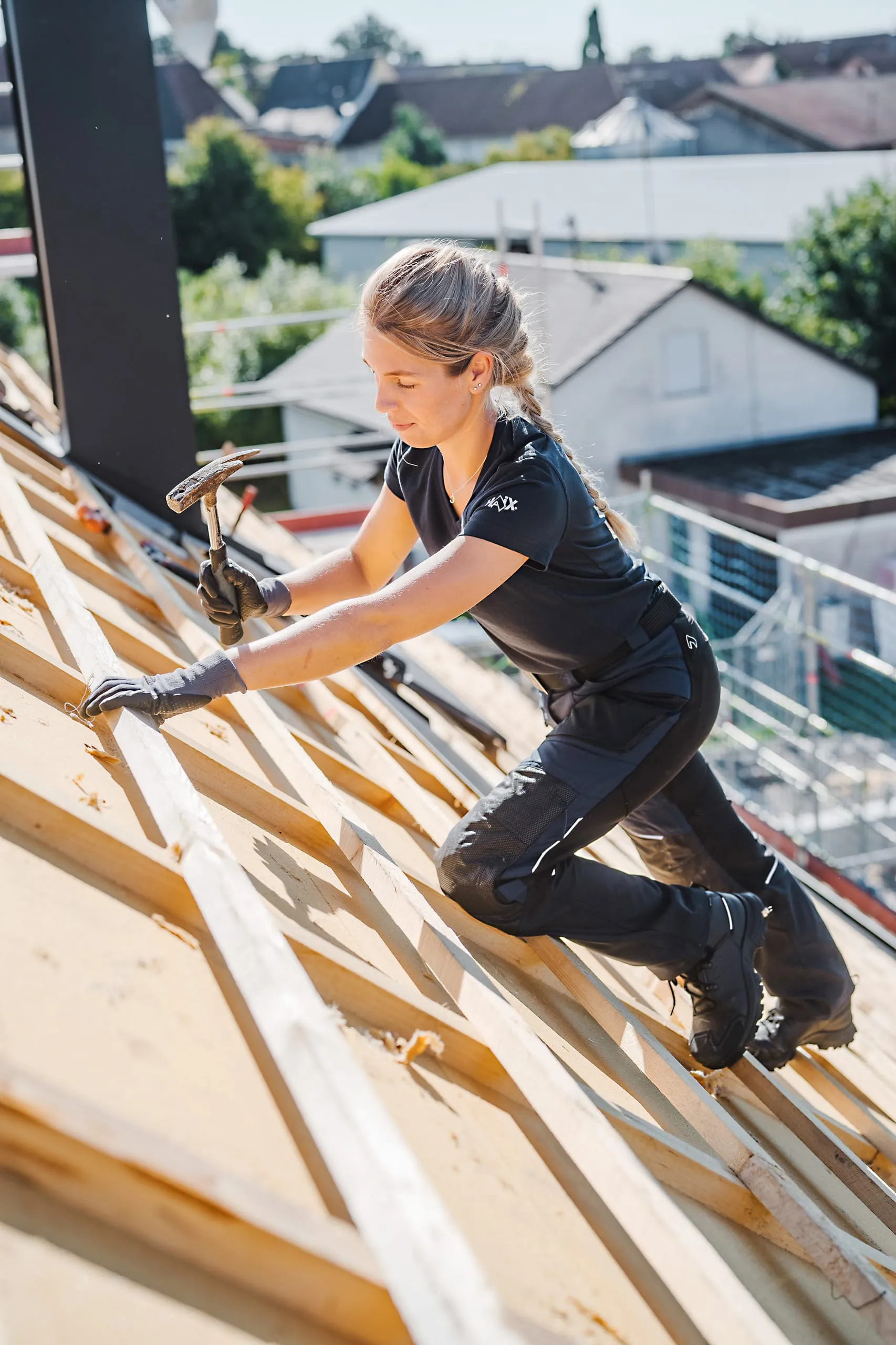 Sicher wie eine Rüstung, bequem wie eine Jogginghose: Die Flextreme-Da menkollektion von Haix vereint Funktionalität mit modernem Design und per fekter Passform – speziell für Frauen in Bau- und Handwerksberufen.