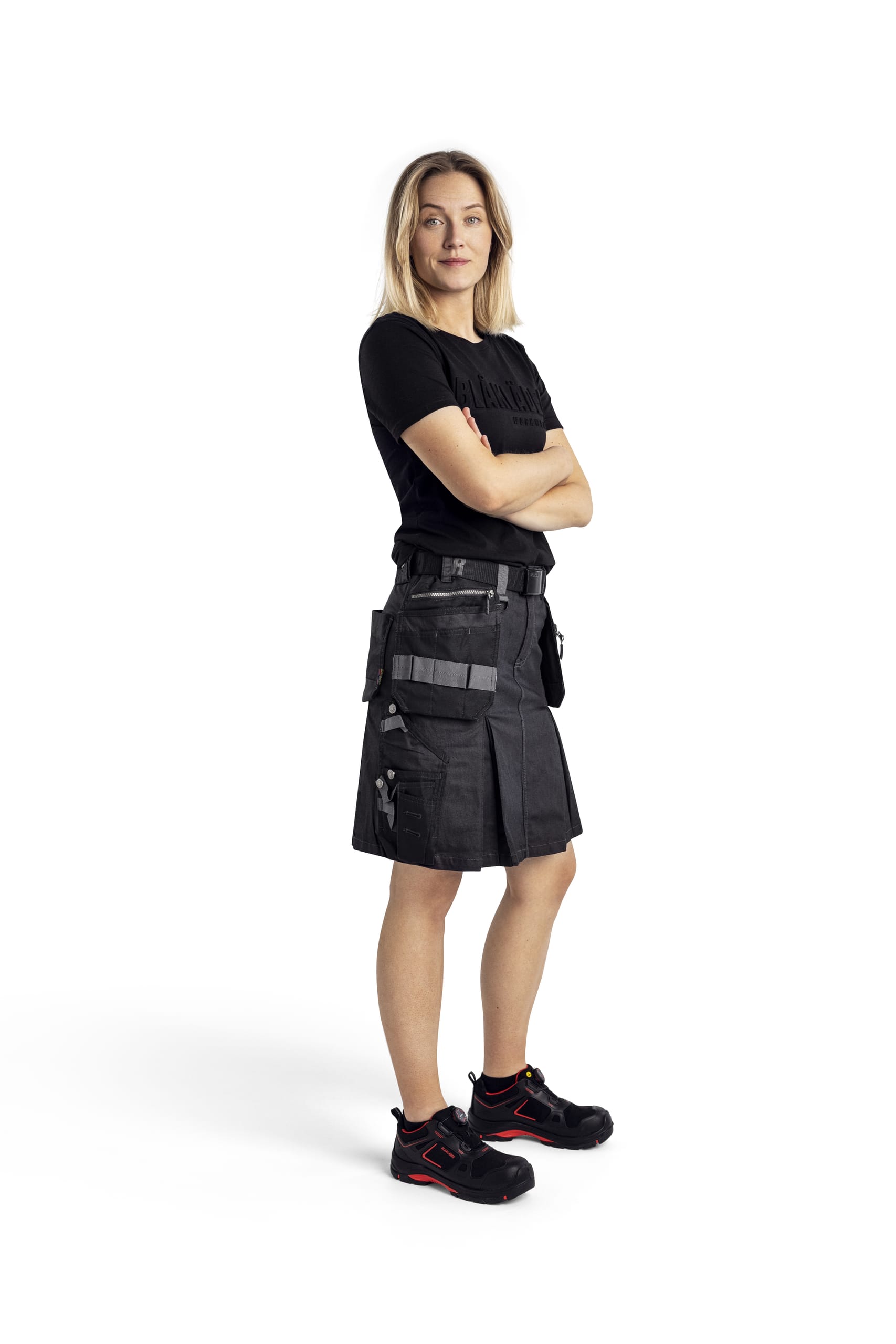 Blåkläder führt mehr als 200 speziell für Frauen entwickelte Artikel für relevante Handwerks- und Berufsfelder im Programm – von Arbeitshosen, -röcken, Ja cken und Shirts bis zu High-Vis-Kleidung. Selten im Markt sind die Umstands Arbeitshosen 7100 und 7101 für schwangere Handwerkerinnen.