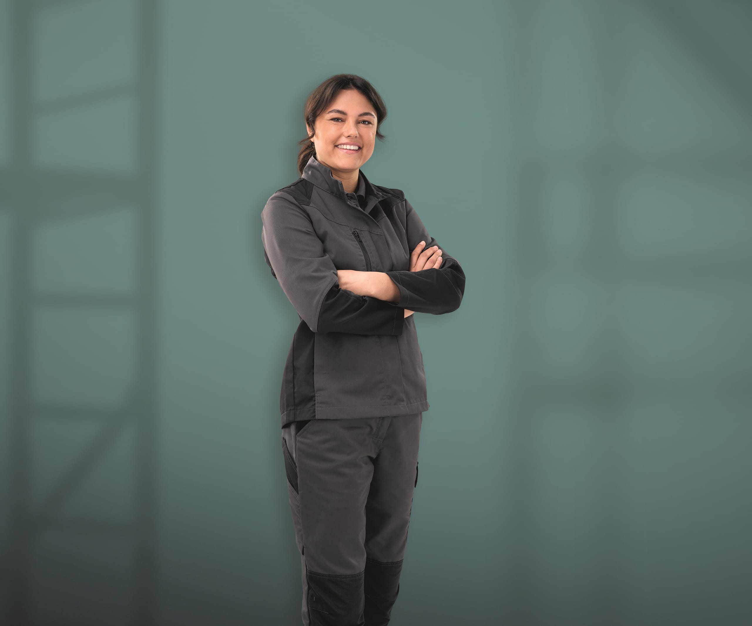 Der Mietservice-Anbieter DBL führt in mehreren Workwear-Kollektionen spe zielle Damenmodelle. DBL Forward umfasst Damenbundhose und -jacke, „ecoLight“ ergänzt seine Basisausstattung aus Bund- und Latzhose, Shorts und Bundjacke um passende Schnitte für Frauen. Auch die sportliche Activiq Linie bietet Damenhosen und -shorts; bei „Activiq cotton+“ gehört eine Damenhose zum Sortiment.