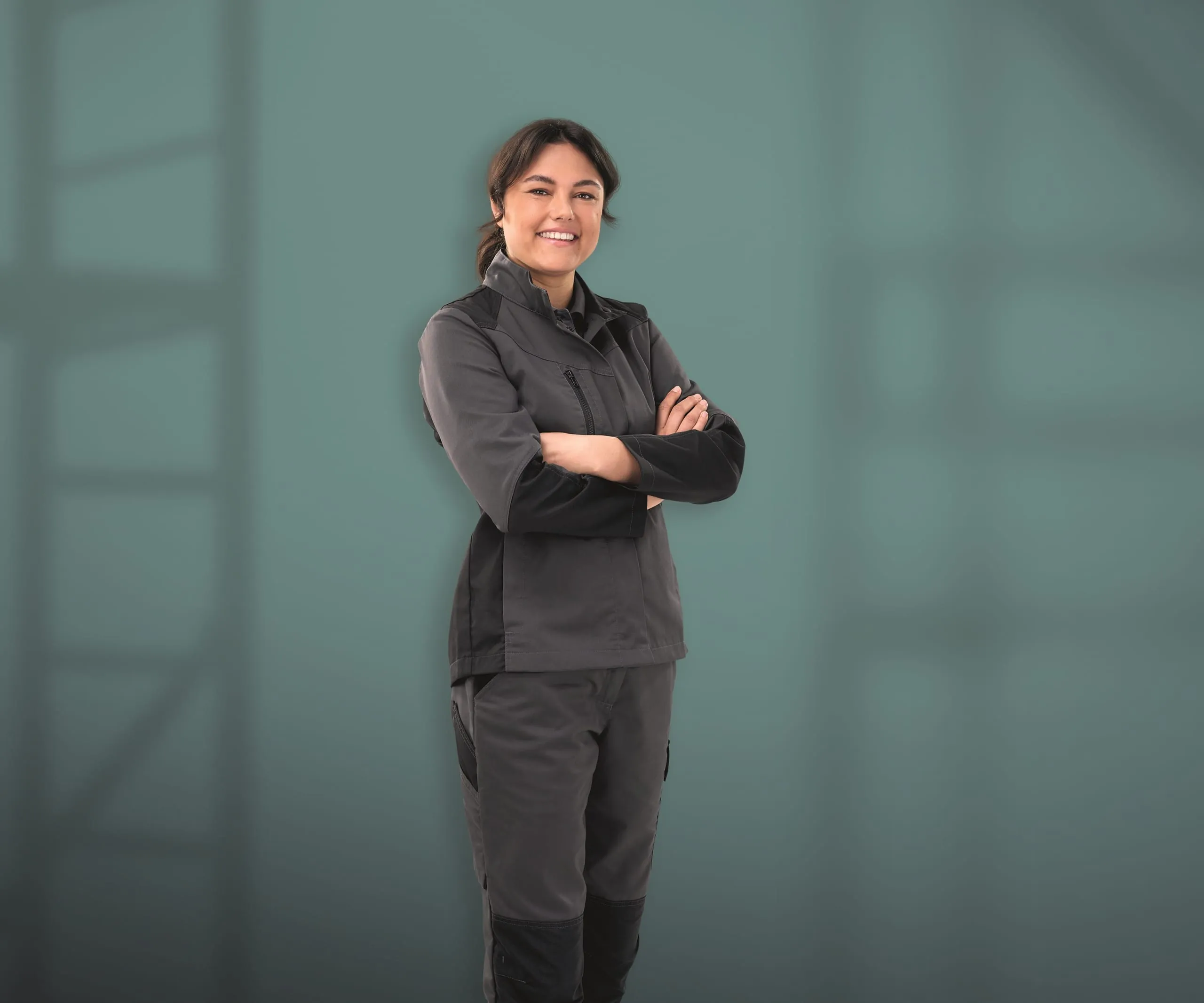 Der Mietservice-Anbieter DBL führt in mehreren Workwear-Kollektionen spe zielle Damenmodelle. DBL Forward umfasst Damenbundhose und -jacke, „ecoLight“ ergänzt seine Basisausstattung aus Bund- und Latzhose, Shorts und Bundjacke um passende Schnitte für Frauen. Auch die sportliche Activiq Linie bietet Damenhosen und -shorts; bei „Activiq cotton+“ gehört eine Damenhose zum Sortiment.