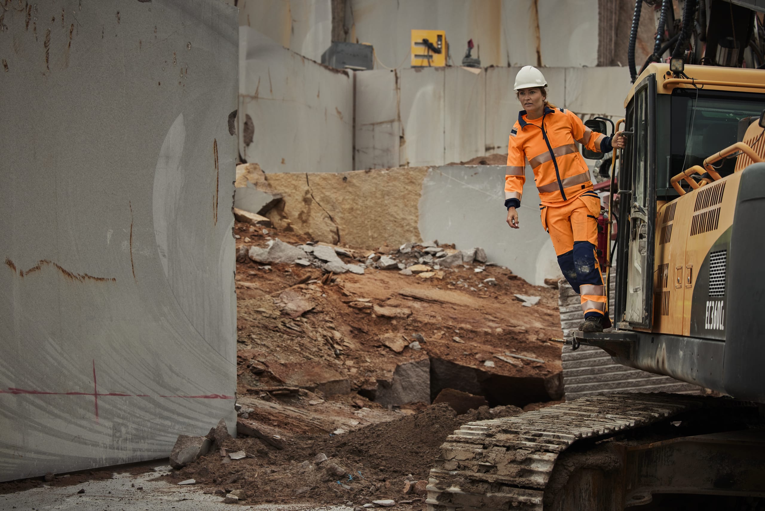Fristads führt in nahezu allen Workwear-Konzepten Damenmodelle, wobei sich das Angebot auf häufig benötigte Produkte, vor allem Arbeitshosen, kon zentriert. Das Sortiment des Unternehmens wird auch weiterhin für Handwer kerinnen ausgebaut, um Betrieben komplette Bekleidungslösungen aus einer Hand anbieten zu können.