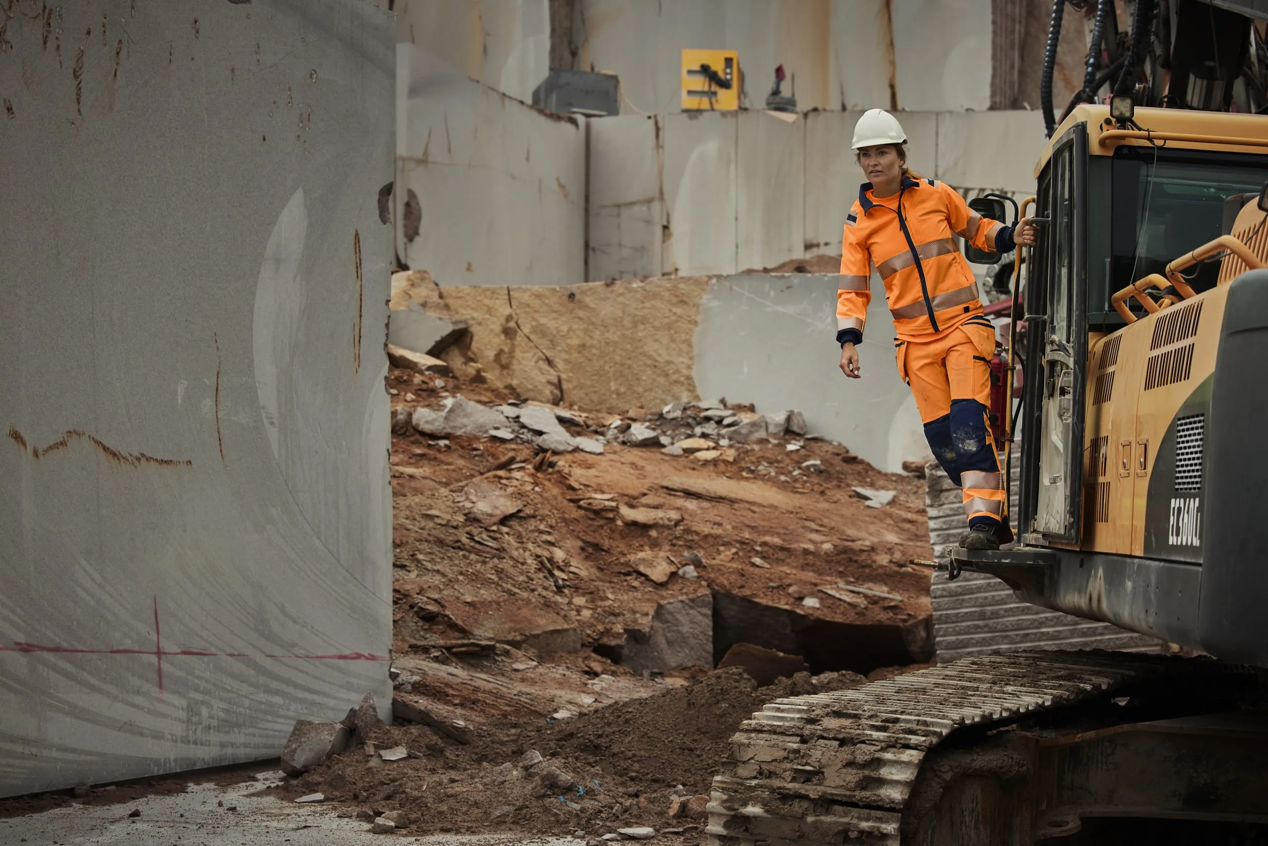 Fristads führt in nahezu allen Workwear-Konzepten Damenmodelle, wobei sich das Angebot auf häufig benötigte Produkte, vor allem Arbeitshosen, kon zentriert. Das Sortiment des Unternehmens wird auch weiterhin für Handwer kerinnen ausgebaut, um Betrieben komplette Bekleidungslösungen aus einer Hand anbieten zu können.