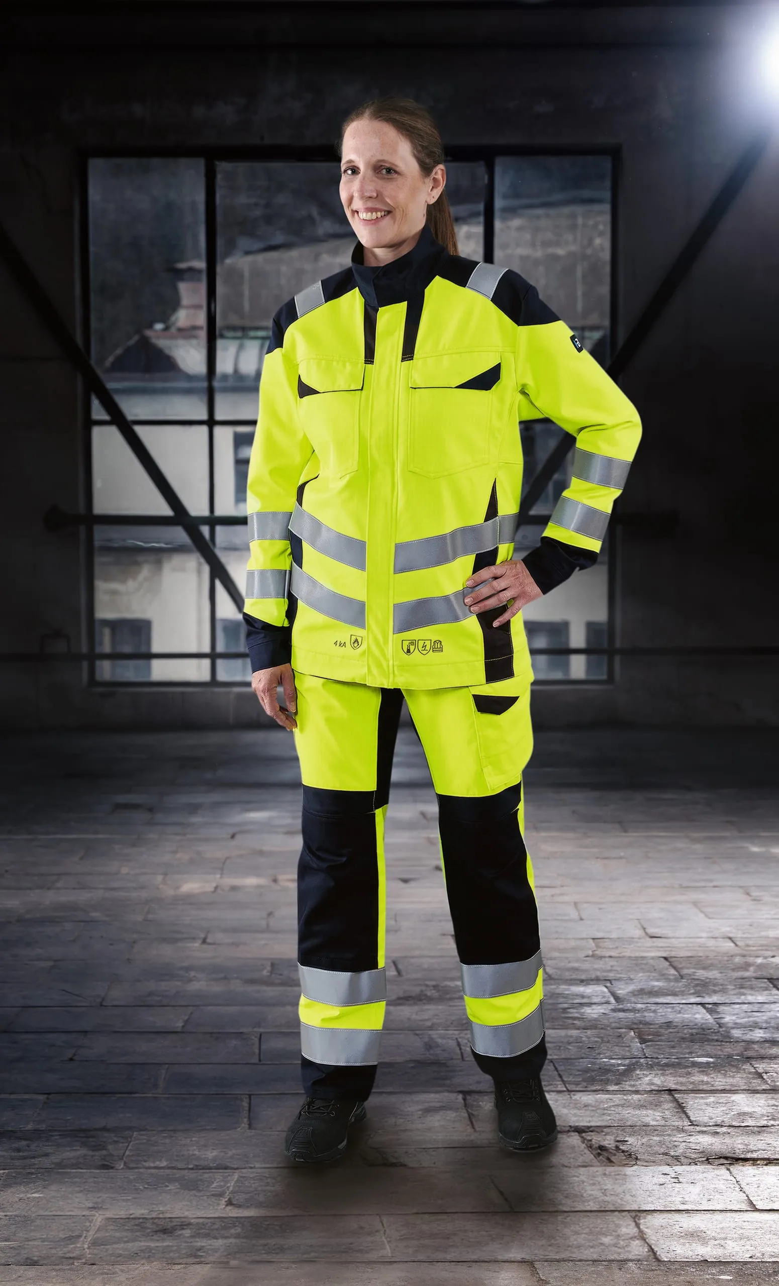 Schutzkleidung von HB Protective Wear (Thalhausen) ist bereits seit Jahren in Damenschnitten erhältlich. Das Angebot deckt verschiedene Anforderungen risikoreicher Berufe ab – von Multi-Risk und Störlichtbogenschutz bis zu Warnschutz mit hohem UV-Schutz. Unterschiedliche Farben erleichtern die Abstimmung auf das Unternehmensbild. Erhältlich sind Jacken, Hemden, Polo- und T-Shirts, Longsleeves sowie Hosen in vielen Größen, teils ab einem Stück. Weiter geschnittene Sweatshirts, Fleecejacken und Parkas bietet HB als Unisex-Modelle für Frauen und Männer an.