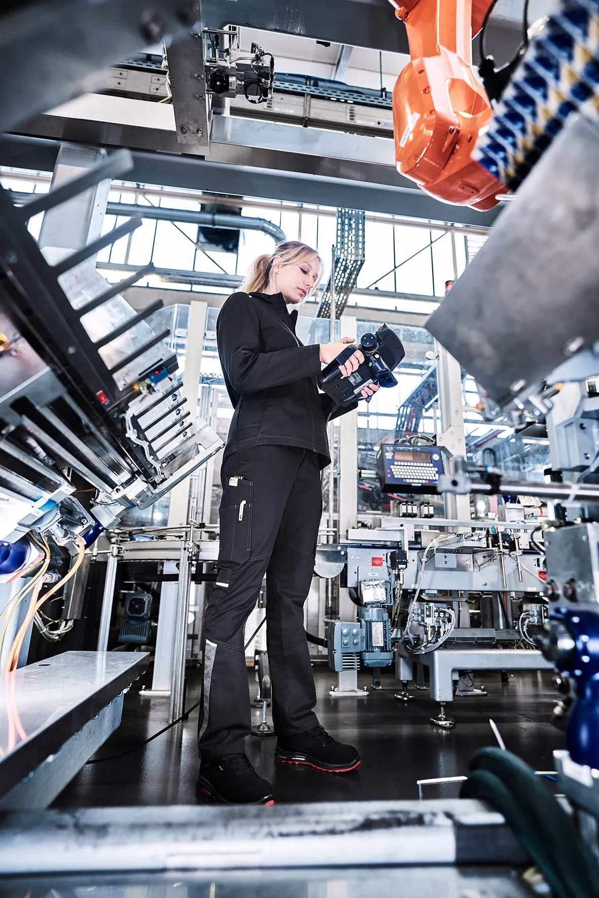 Die Damenmodelle der Multinorm-Schutzkleidung Protectiq von Kübler erfül len die Normen ISO 11611 und 11612, EN 1149, EN ISO 61482-1-2 und EN 13034 Typ 6. Die taillierten, kürzeren Jacken mit Bewegungsfalte im Rücken, anato misch angepassten Hosen und flammhemmendem Stretcheinsatz im Bund bieten Bewegungsfreiheit und Tragekomfort.