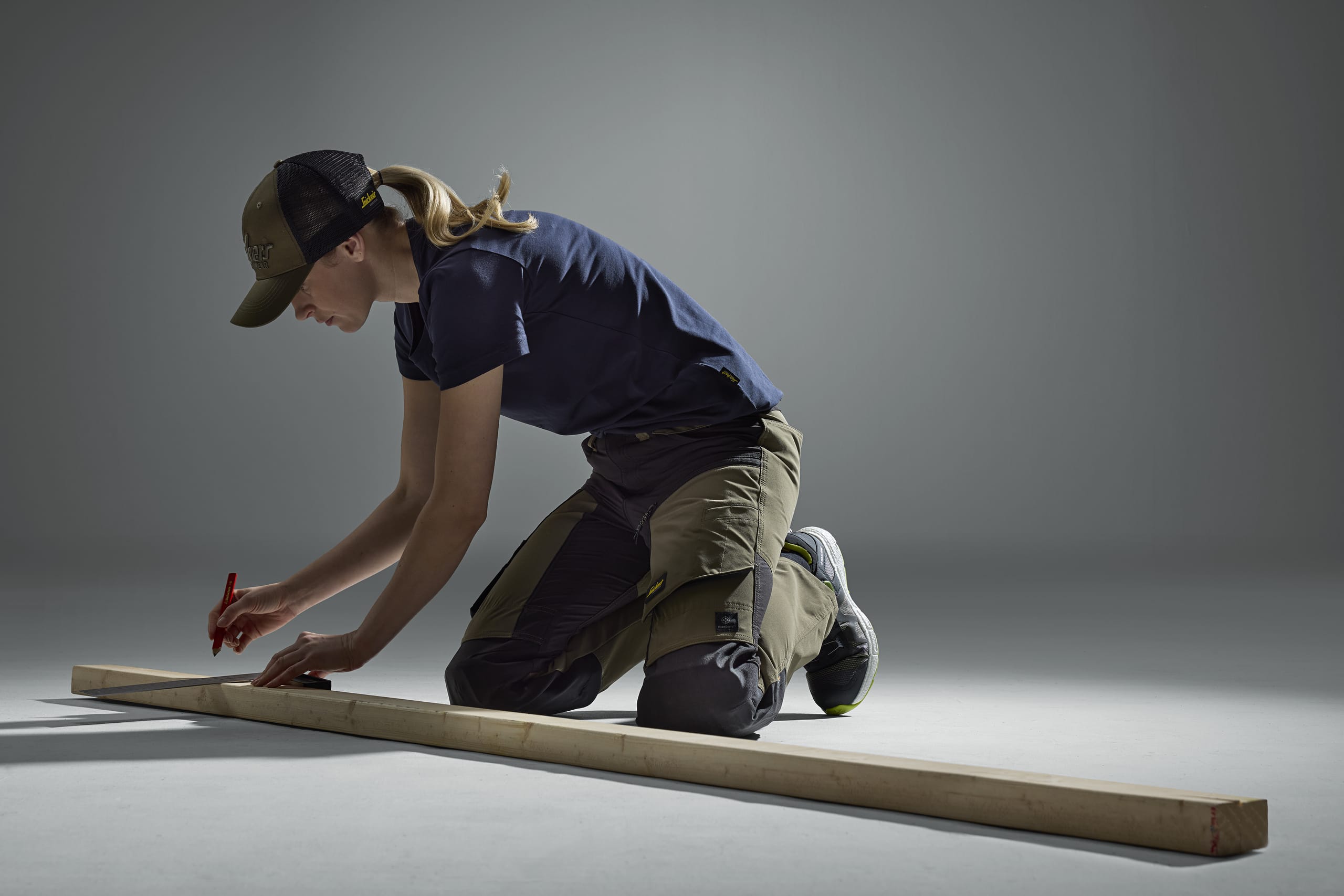 Snickers Workwear bietet Frauen Arbeitskleidung in verschiedenen Größen und hohem Tragekomfort für unterschiedliche Einsätze und Wetterlagen – von funktionalen Basics über Jacken, Ober- und Unterbekleidung bis zu Hosen, Winter- und High-Vis-Modellen. Im Fokus dabei: Arbeitshosen.