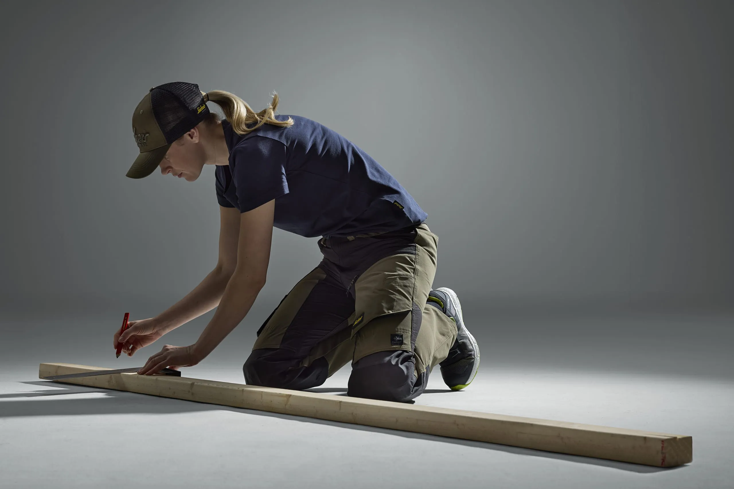 Snickers Workwear bietet Frauen Arbeitskleidung in verschiedenen Größen und hohem Tragekomfort für unterschiedliche Einsätze und Wetterlagen – von funktionalen Basics über Jacken, Ober- und Unterbekleidung bis zu Hosen, Winter- und High-Vis-Modellen. Im Fokus dabei: Arbeitshosen.