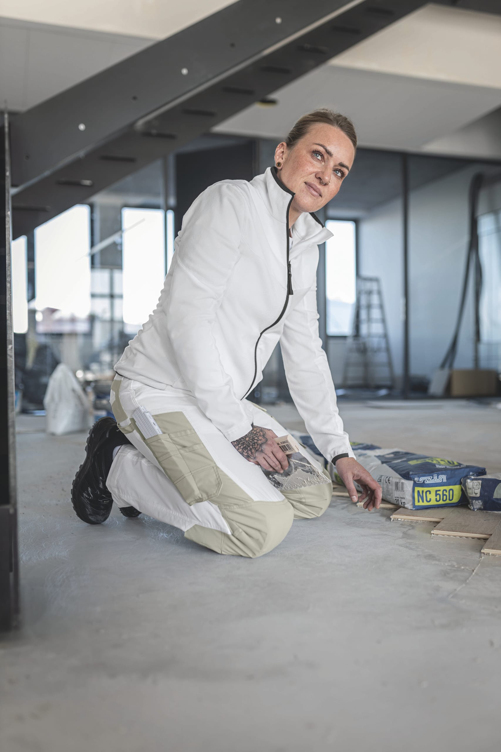 Seit Markteinführung der Marke Schöffel Pro im Jahr 2022 gibt es das kom plette Workwear-Sortiment des Unternehmens sowohl in Damen- als auch in Herrengrößen. Das Sortiment umfasst Arbeitsjacken, -hosen, Westen und diverse Oberteile in mehreren Farbstellungen.