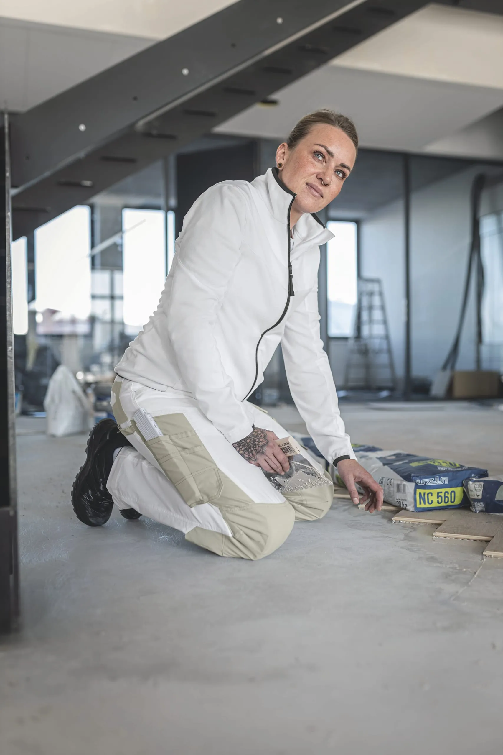 Seit Markteinführung der Marke Schöffel Pro im Jahr 2022 gibt es das kom plette Workwear-Sortiment des Unternehmens sowohl in Damen- als auch in Herrengrößen. Das Sortiment umfasst Arbeitsjacken, -hosen, Westen und diverse Oberteile in mehreren Farbstellungen.
