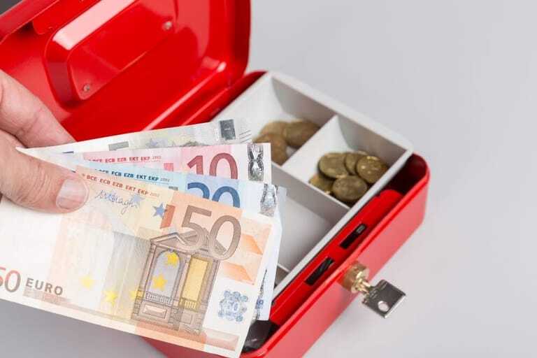 Bargeld aufs Betriebskonto einzahlen: Das ist oft keine gute Ideen, denn das Finanzamt sieht in diesen Einlagen ein Steuerrisiko.