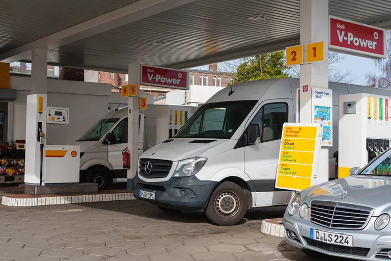 B&auml;ckerei-Transporter an Tankstelle