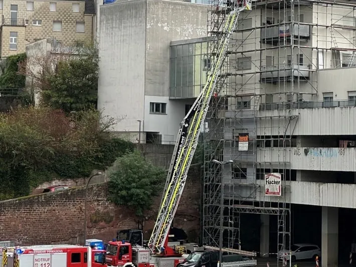 Verletzter Dachdecker von Parkhausdach gerettet
