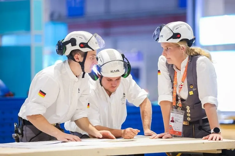 Jakob Distler und Tim Arnold besprechen sich mit ihrer Bundestrainerin Jule Janson.