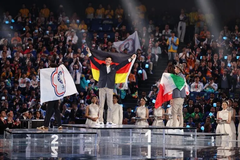 Tobias Kelz hält stolz seine Flagge in die Luft.